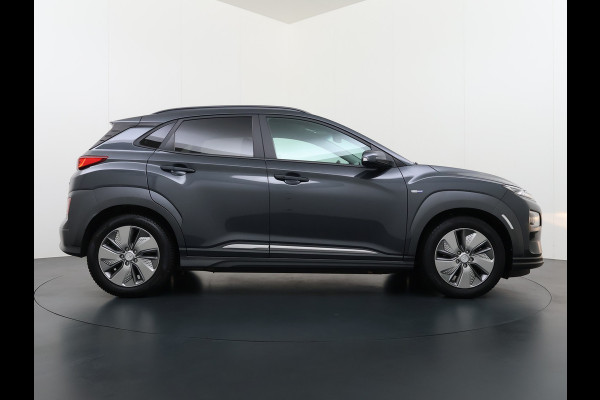 Hyundai Kona EV 64kWh Fase 3 Warmtepomp Adap.Cruise Camera Navi Ecc Apple Carplay Android Auto Pdc Krell®-Audio Fashion SOH 93% Dodehoek detector Rijstrooksensor Led Privacy Glas Keyless Lmv 17" 1e Eigenaar Origineel Nederlandse Auto