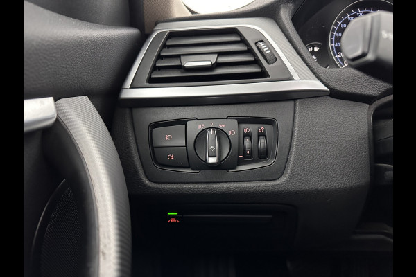 BMW 3 Serie Touring 320d EDE Executive Aut. *PANO | LEATHER | FULL-LED | DIGI-COCKPIT | HEATED-SPORTSEATS | NAVI-FULLMAP | PRIVACY-GLASS | ECC | KEYLESS | LANE-ASSIST | PDC | CRUISE | TOWBAR | 18''ALU*