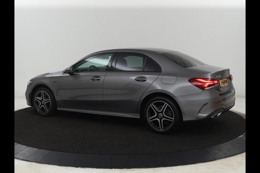 Mercedes-Benz A-Klasse 250e AMG Limited | Carplay | Stoelverwarming | Leder/Alcantara | Widescreen | Sfeerverlichting | Navigatie | Camera | Full LED | Park Assist | PHEV | Plug In