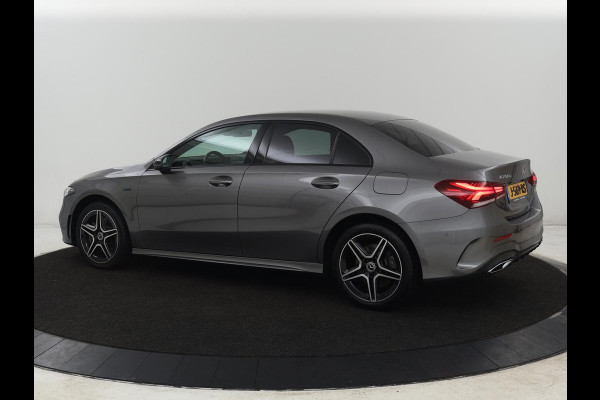 Mercedes-Benz A-Klasse 250e AMG Limited | Carplay | Stoelverwarming | Leder/Alcantara | Widescreen | Sfeerverlichting | Navigatie | Camera | Full LED | Park Assist | PHEV | Plug In