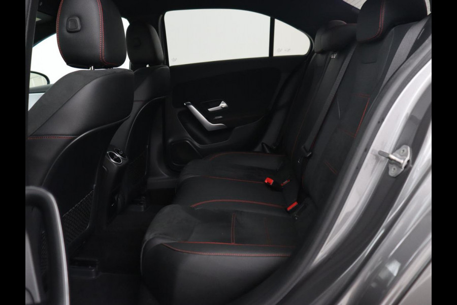 Mercedes-Benz A-Klasse 250e AMG Limited | Carplay | Stoelverwarming | Leder/Alcantara | Widescreen | Sfeerverlichting | Navigatie | Camera | Full LED | Park Assist | PHEV | Plug In