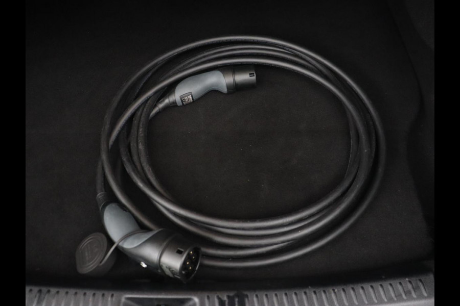 Mercedes-Benz A-Klasse 250e AMG Limited | Carplay | Stoelverwarming | Leder/Alcantara | Widescreen | Sfeerverlichting | Navigatie | Camera | Full LED | Park Assist | PHEV | Plug In