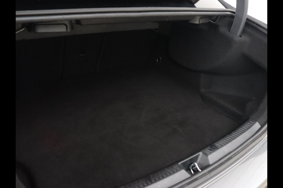 Mercedes-Benz A-Klasse 250e AMG Limited | Carplay | Stoelverwarming | Leder/Alcantara | Widescreen | Sfeerverlichting | Navigatie | Camera | Full LED | Park Assist | PHEV | Plug In