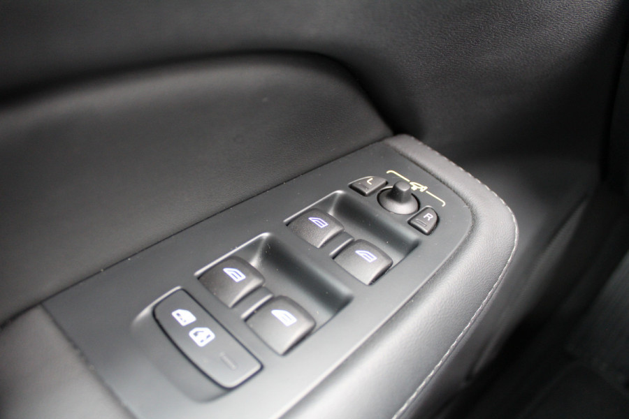 Volvo V60 2.0 T6 Plug-in hybrid AWD Plus Dark | Pilot Assist | Leder | Trekhaak | 360 Camera | H&K