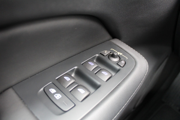 Volvo V60 2.0 T6 Plug-in hybrid AWD Plus Dark | Pilot Assist | Leder | Trekhaak | 360 Camera | H&K