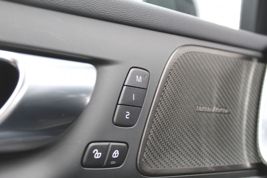 Volvo V60 2.0 T6 Plug-in hybrid AWD Plus Dark | Pilot Assist | Leder | Trekhaak | 360 Camera | H&K