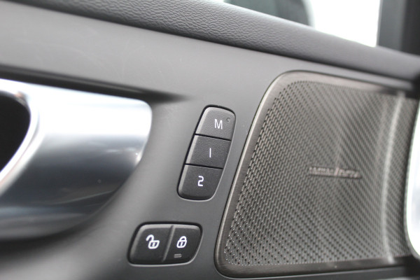 Volvo V60 2.0 T6 Plug-in hybrid AWD Plus Dark | Pilot Assist | Leder | Trekhaak | 360 Camera | H&K