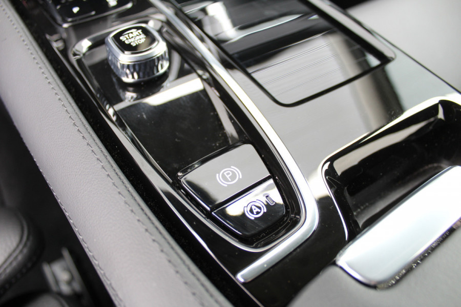 Volvo V60 2.0 T6 Plug-in hybrid AWD Plus Dark | Pilot Assist | Leder | Trekhaak | 360 Camera | H&K