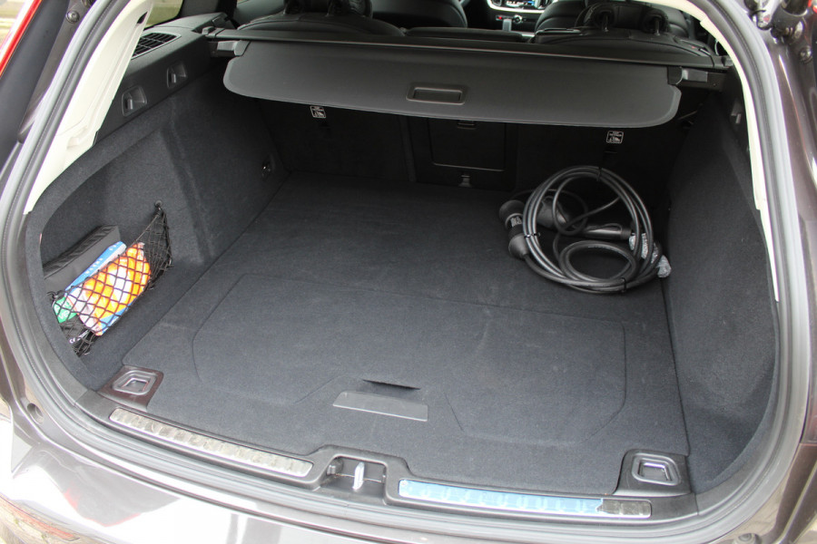 Volvo V60 2.0 T6 Plug-in hybrid AWD Plus Dark | Pilot Assist | Leder | Trekhaak | 360 Camera | H&K