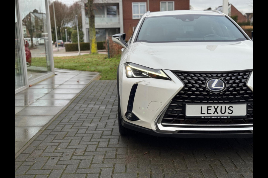 Lexus UX 250h Preference Line | 18 inch, Stoel + Stuurverwarming, Apple CarPlay/Android Auto, Keyless, Privacy Glass
