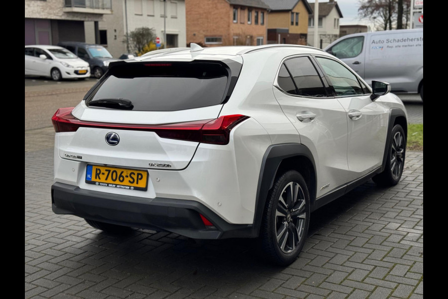 Lexus UX 250h Preference Line | 18 inch, Stoel + Stuurverwarming, Apple CarPlay/Android Auto, Keyless, Privacy Glass