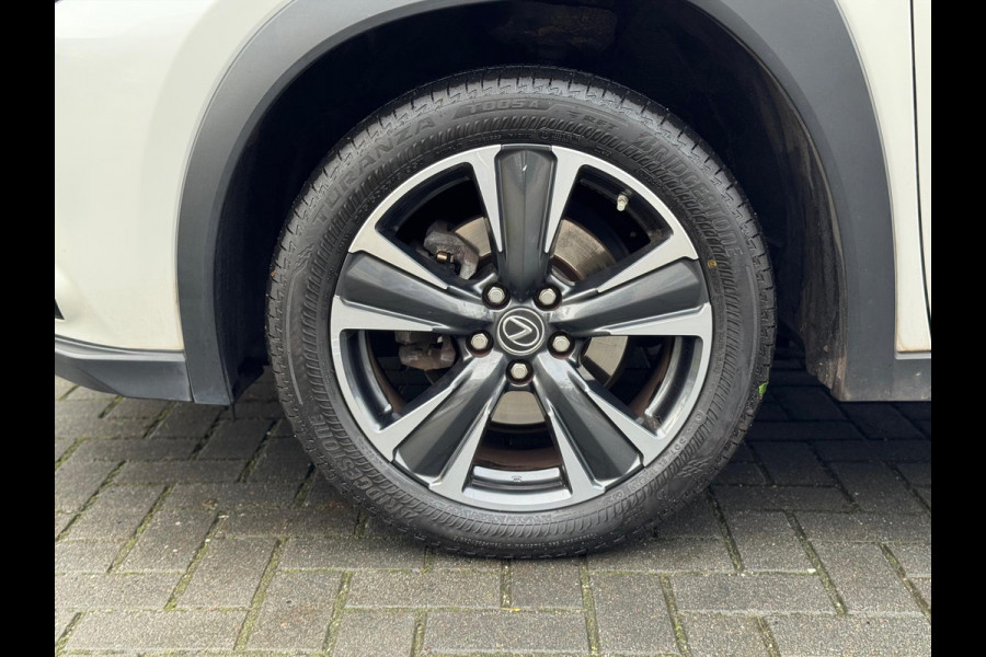 Lexus UX 250h Preference Line | 18 inch, Stoel + Stuurverwarming, Apple CarPlay/Android Auto, Keyless, Privacy Glass