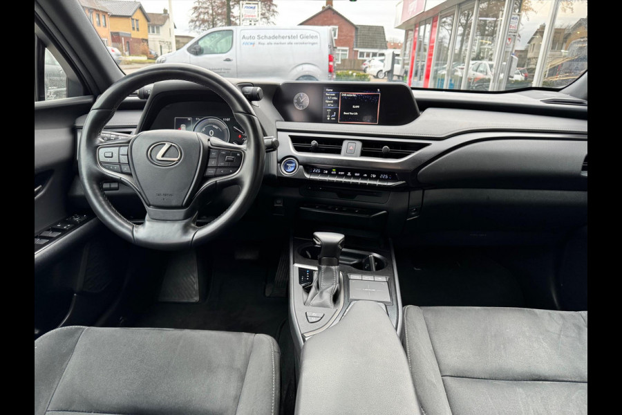 Lexus UX 250h Preference Line | 18 inch, Stoel + Stuurverwarming, Apple CarPlay/Android Auto, Keyless, Privacy Glass