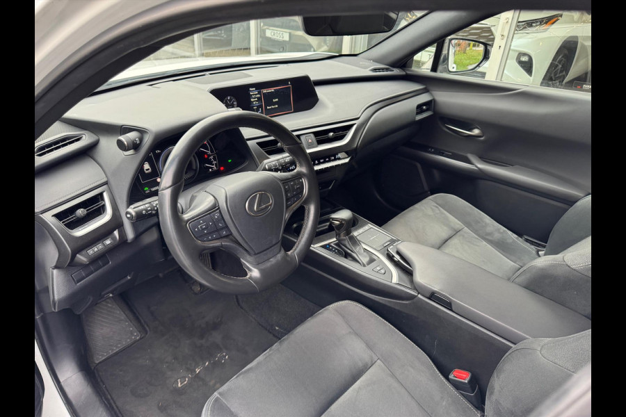 Lexus UX 250h Preference Line | 18 inch, Stoel + Stuurverwarming, Apple CarPlay/Android Auto, Keyless, Privacy Glass