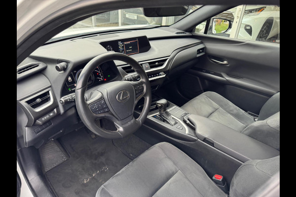 Lexus UX 250h Preference Line | 18 inch, Stoel + Stuurverwarming, Apple CarPlay/Android Auto, Keyless, Privacy Glass