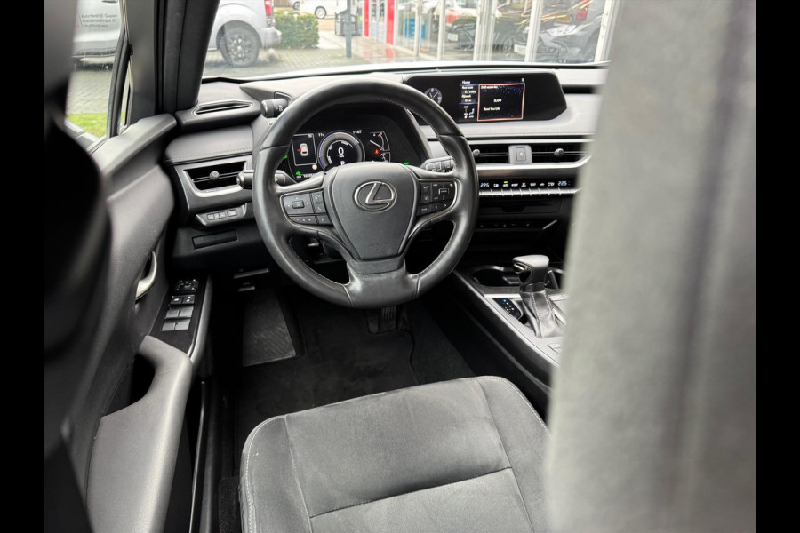 Lexus UX 250h Preference Line | 18 inch, Stoel + Stuurverwarming, Apple CarPlay/Android Auto, Keyless, Privacy Glass