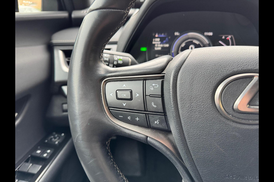 Lexus UX 250h Preference Line | 18 inch, Stoel + Stuurverwarming, Apple CarPlay/Android Auto, Keyless, Privacy Glass