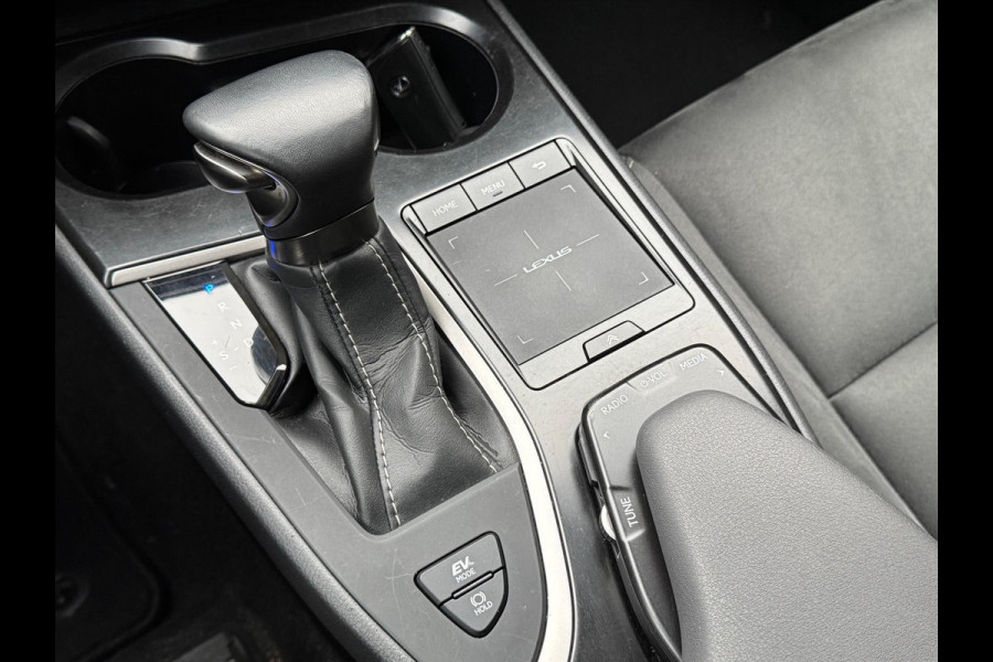 Lexus UX 250h Preference Line | 18 inch, Stoel + Stuurverwarming, Apple CarPlay/Android Auto, Keyless, Privacy Glass