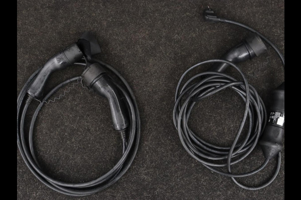 Polestar 2 Long Range Dual Motor Launch Edition 78kWh | Panoramadak | Trekhaak | 360 Camera | Achterbankverwarming | Adaptive cruise | Carplay | Camera | Stoelverwarming | Keyless