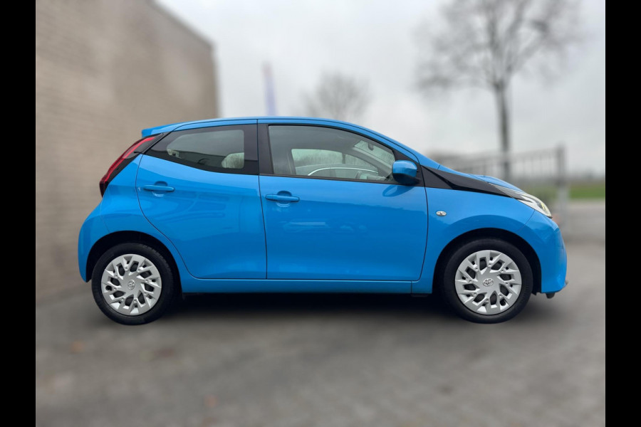 Toyota Aygo 1.0 VVT-i x-play AUTOMAAT / CAMERA / WEINIG KM'S / LED / BLUETOOTH