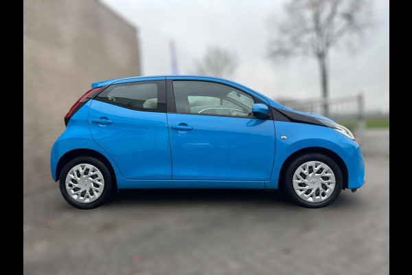 Toyota Aygo 1.0 VVT-i x-play AUTOMAAT / CAMERA / WEINIG KM'S / LED / BLUETOOTH
