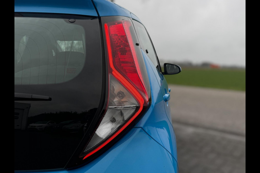 Toyota Aygo 1.0 VVT-i x-play AUTOMAAT / CAMERA / WEINIG KM'S / LED / BLUETOOTH