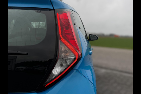 Toyota Aygo 1.0 VVT-i x-play AUTOMAAT / CAMERA / WEINIG KM'S / LED / BLUETOOTH