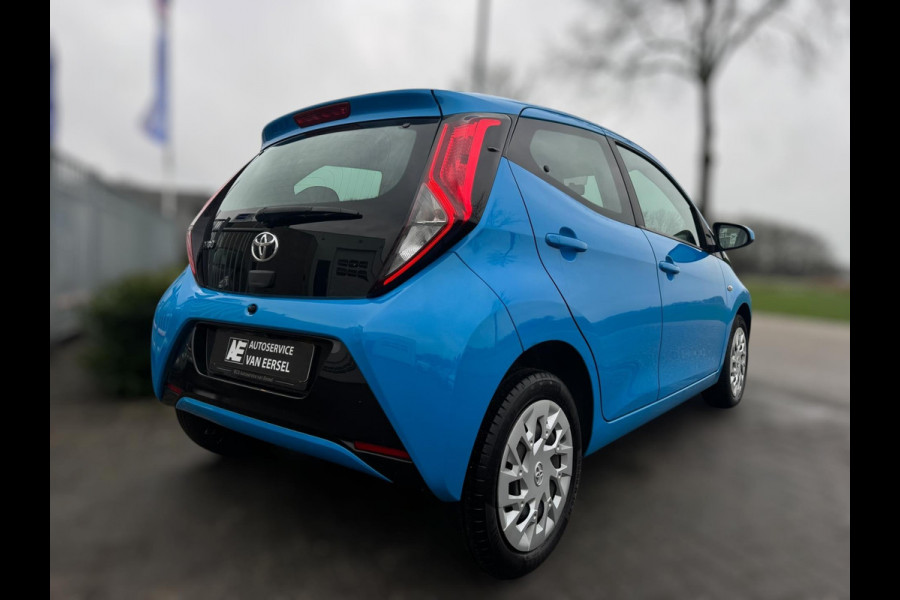 Toyota Aygo 1.0 VVT-i x-play AUTOMAAT / CAMERA / WEINIG KM'S / LED / BLUETOOTH