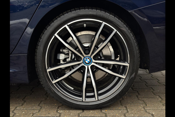 BMW 3 Serie Touring 320e M-Sport | Pano | Trekhaak | Harman Kardon | 19 inch | Sfeerverlichting | Camera | Dealer onderhouden