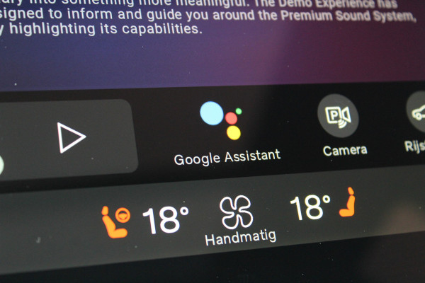 Volvo XC60 2.0 T8 Plug-in hybrid AWD Plus Black Edition | MY2026 | Nieuw | Luchtvering | 360 Camera | Head-up | H&K