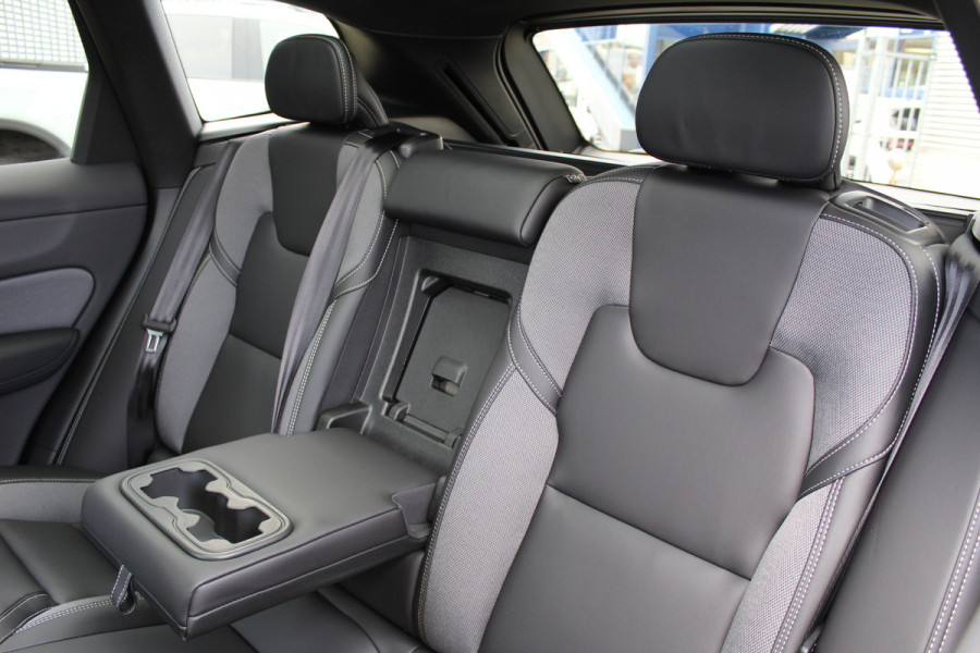 Volvo XC60 2.0 T8 Plug-in hybrid AWD Plus Black Edition | MY2026 | Nieuw | Luchtvering | 360 Camera | Head-up | H&K