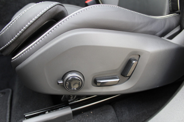 Volvo XC60 2.0 T8 Plug-in hybrid AWD Plus Black Edition | MY2026 | Nieuw | Luchtvering | 360 Camera | Head-up | H&K