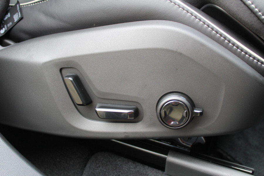 Volvo XC60 2.0 T8 Plug-in hybrid AWD Plus Black Edition | MY2026 | Nieuw | Luchtvering | 360 Camera | Head-up | H&K