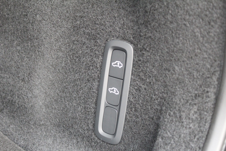 Volvo XC60 2.0 T8 Plug-in hybrid AWD Plus Black Edition | MY2026 | Nieuw | Luchtvering | 360 Camera | Head-up | H&K