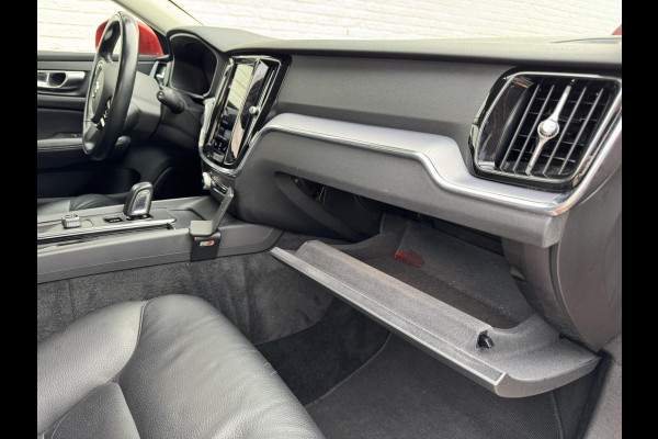 Volvo V60 2.0 B3 Momentum Advantage Automaat Comfortpack Adaptive cruise Climate control Leer Full LED Dodehoekdetectie
