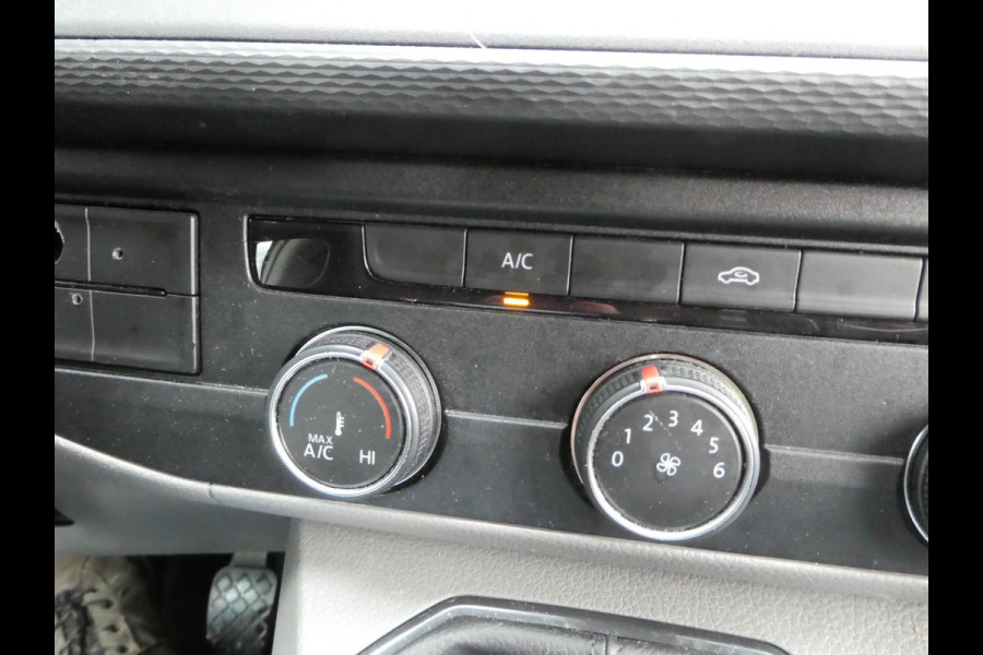 Volkswagen Transporter 2.0 TDI L2H1 airco navigatie pdc 3 zits trekhaak