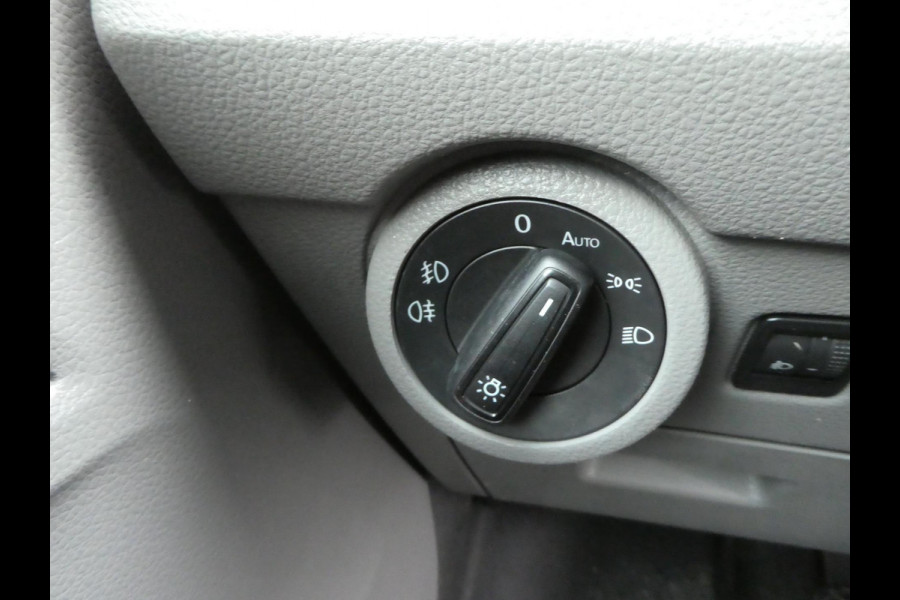 Volkswagen Transporter 2.0 TDI L2H1 airco navigatie pdc 3 zits trekhaak