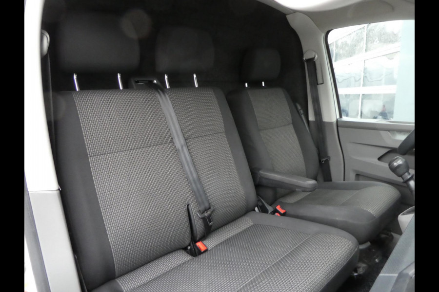 Volkswagen Transporter 2.0 TDI L2H1 airco navigatie pdc 3 zits trekhaak