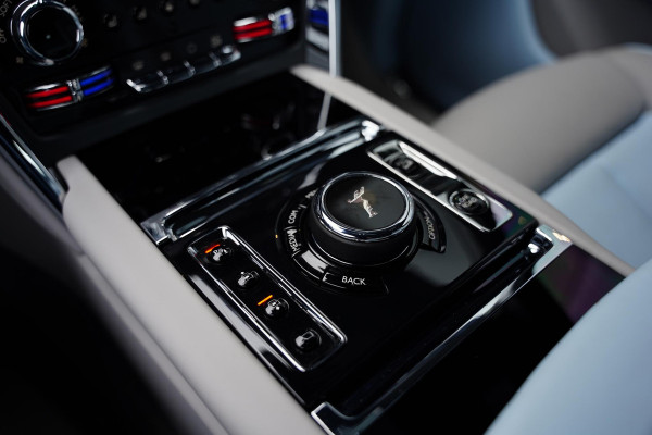 Rolls-Royce Cullinan 6.75 V12 / Bespoke Audio / Starlight / Twin-Coachline