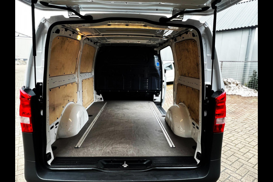 Mercedes-Benz eVito EVito Lang 41 kWh Carplay_Navi_F1 Flippers_Stoelverw