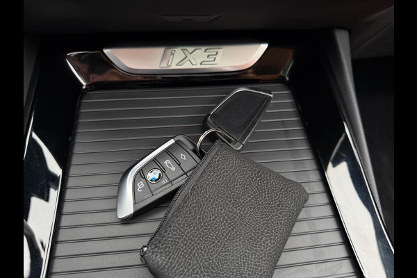 BMW iX3 High Executive 80 kWh SOH 97% PANORAMADAK/HEAD-UP/HARMANKARDON/ /TREKHAAK/LEER FULL-LED/360" CAMERA |
