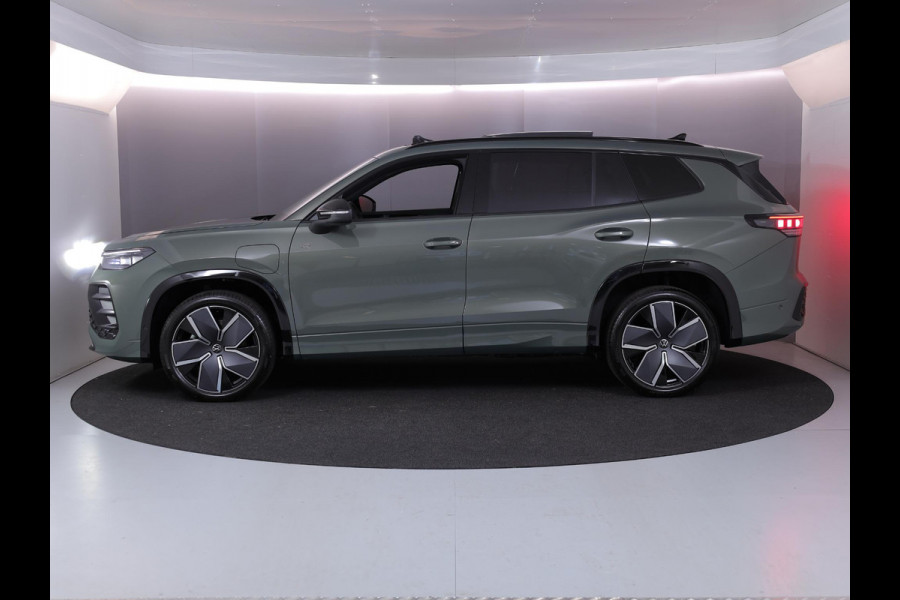 Volkswagen Tayron 1.5 eHybrid R-Line Edition 272 pk Automaat (DSG) | Navigatie | Panoramadak | Parkeersensoren (Park assist) | Achteruitrijcamera | Black Style pakket | R-Line |