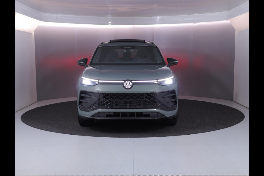 Volkswagen Tayron 1.5 eHybrid R-Line Edition 272 pk Automaat (DSG) | Navigatie | Panoramadak | Parkeersensoren (Park assist) | Achteruitrijcamera | Black Style pakket | R-Line |