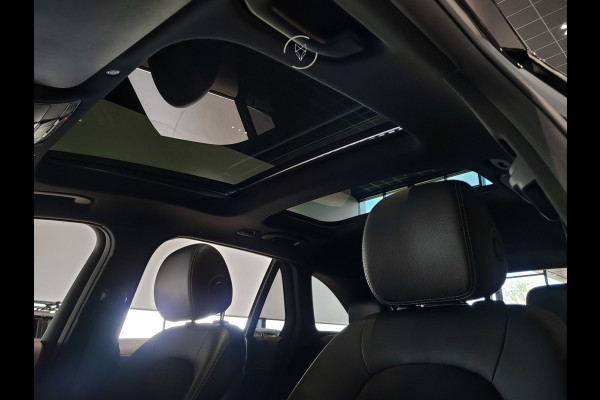 Mercedes-Benz GLC 200 4-M AMG Night|Panorama|20"|Trekhaak|MBUX|Spoorpakket|Sfeerverlichting|Treeplanken|New Service