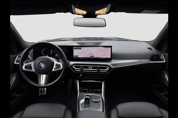 BMW 3 Serie Touring 320e M-Sport | Pano | Trekhaak | Harman Kardon | 19 inch | Sfeerverlichting | Camera | Dealer onderhouden