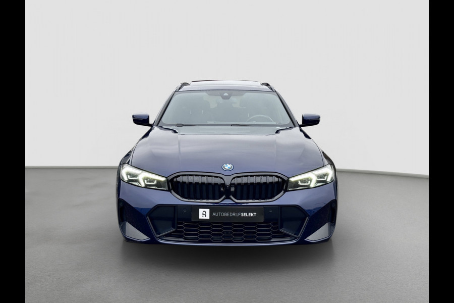BMW 3 Serie Touring 320e M-Sport | Pano | Trekhaak | Harman Kardon | 19 inch | Sfeerverlichting | Camera | Dealer onderhouden