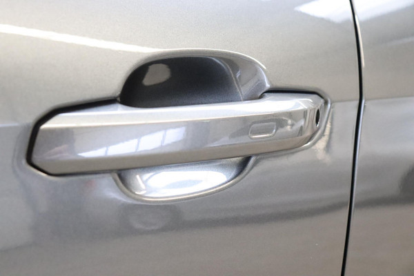 Audi A4 Avant 35 TFSI S Edition Competition Automaat / Panoramadak / Optic Black / Adaptieve Cruise Control / 18 Inch / LED / Stoelverwarming / Navigatiesysteem / Achteruitrijcamera / Extra Getint Glas / Climate Control