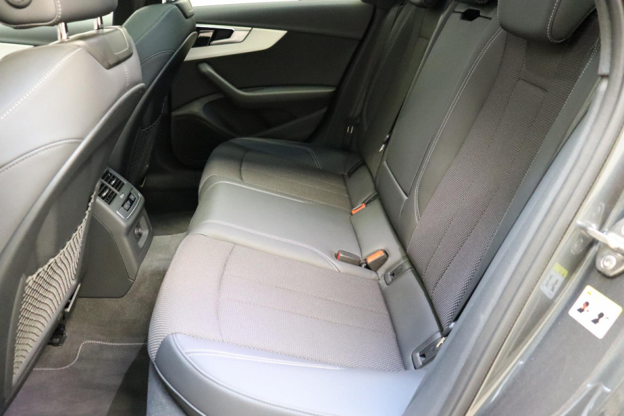 Audi A4 Avant 35 TFSI S Edition Competition Automaat / Panoramadak / Optic Black / Adaptieve Cruise Control / 18 Inch / LED / Stoelverwarming / Navigatiesysteem / Achteruitrijcamera / Extra Getint Glas / Climate Control