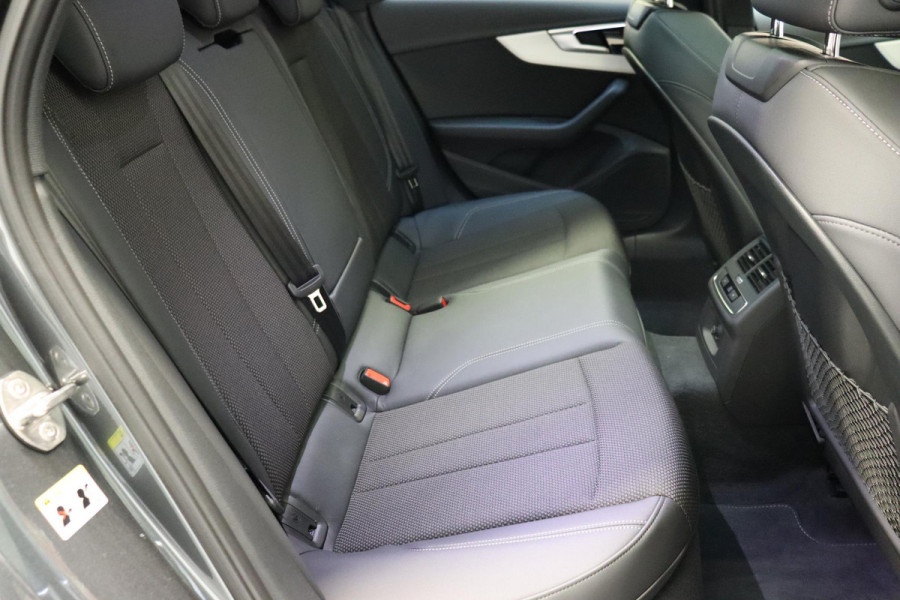 Audi A4 Avant 35 TFSI S Edition Competition Automaat / Panoramadak / Optic Black / Adaptieve Cruise Control / 18 Inch / LED / Stoelverwarming / Navigatiesysteem / Achteruitrijcamera / Extra Getint Glas / Climate Control