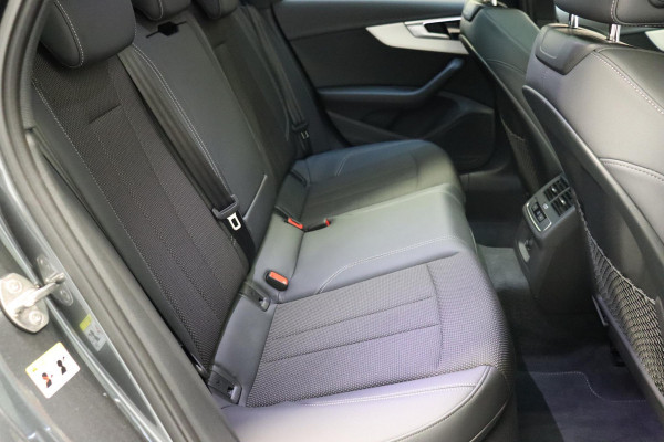 Audi A4 Avant 35 TFSI S Edition Competition Automaat / Panoramadak / Optic Black / Adaptieve Cruise Control / 18 Inch / LED / Stoelverwarming / Navigatiesysteem / Achteruitrijcamera / Extra Getint Glas / Climate Control
